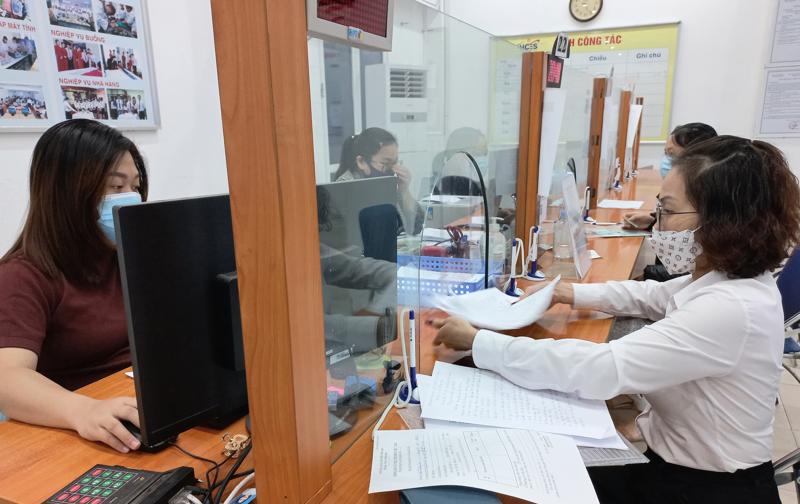 Lao động làm thủ tục hưởng chế độ bảo hiểm thất nghiệp. Ảnh: Nhật Dương.
