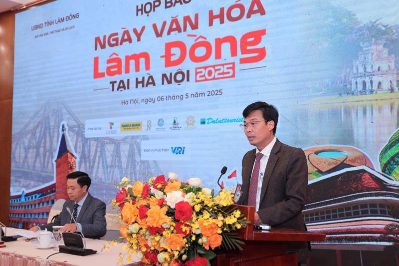 Ông Đinh Văn Tuấn, Phó Chủ tịch UBND tỉnh Lâm Đồng, Trưởng Ban Tổ chức “Ngày Văn hóa Lâm Đồng tại Hà Nội - năm 2025” phát biểu tại buổi họp báo.