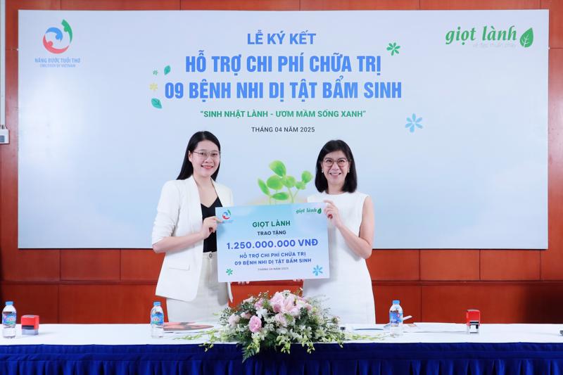 Đại diện lãnh đạo hai bên tại buổi ký kết.
