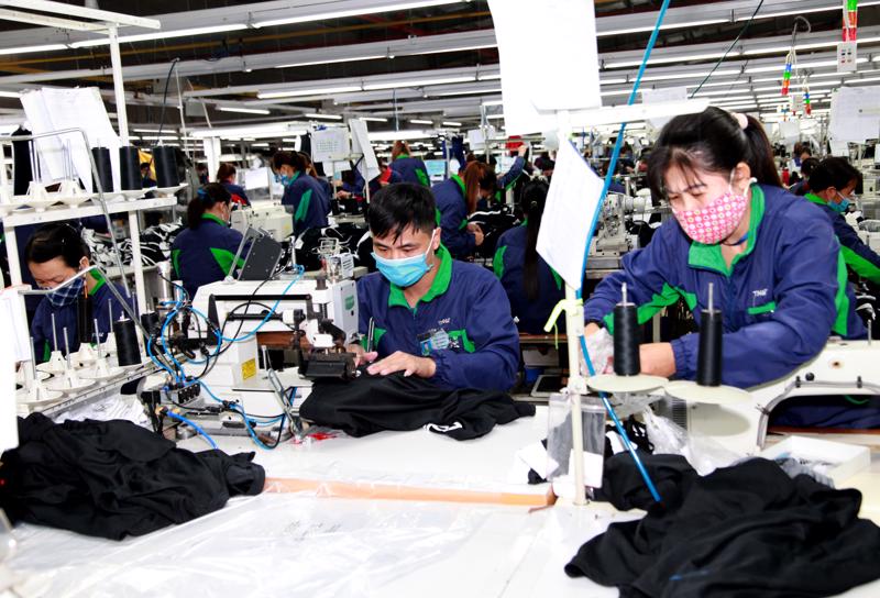 Lao động làm việc trong ngành dệt may. Ảnh: Mạnh Dũng.