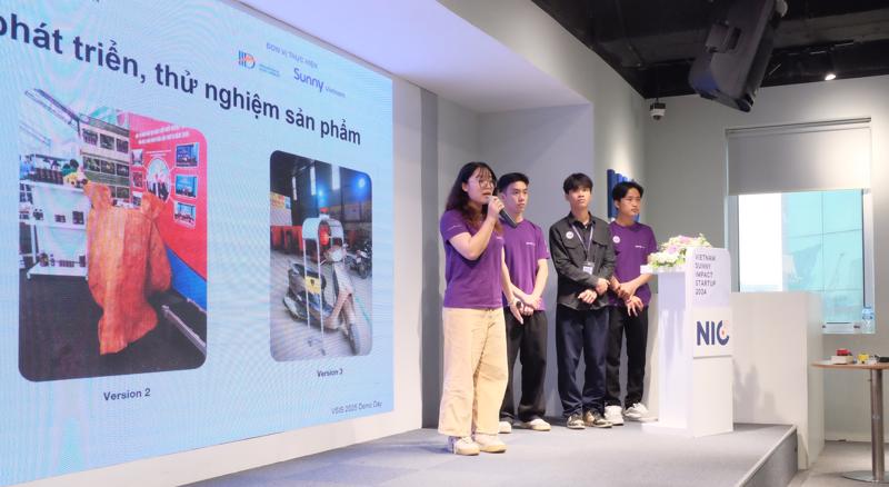 Các sinh viên đang tham gia pitching, giới thiệu về dự án khởi nghiệp