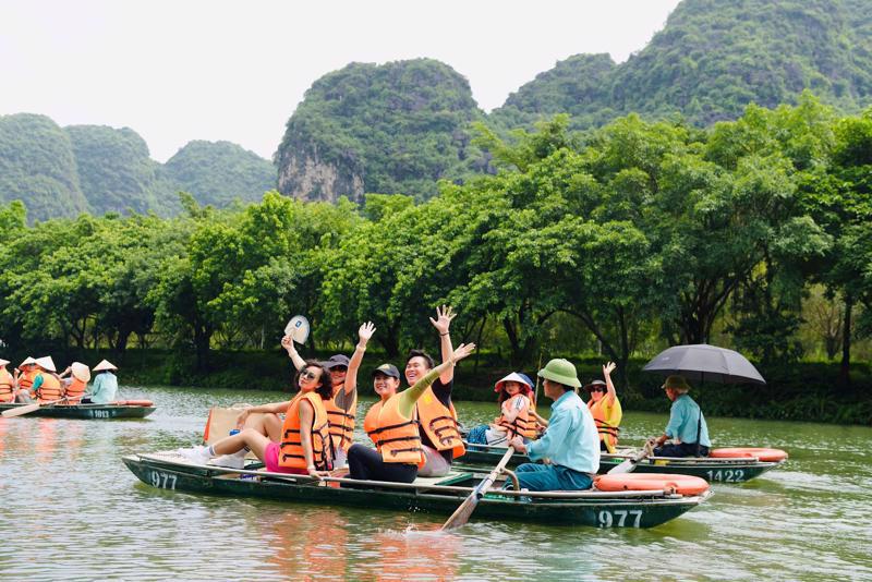 Du khách đến với khu du lịch Tràng An, tỉnh Ninh Bình.