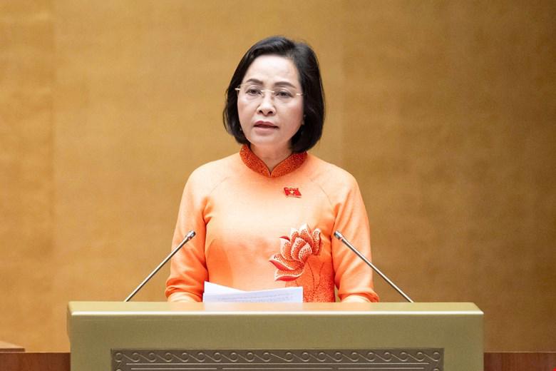 Phó Chủ tịch Quốc hội Nguyễn Thị Thanh trình bày Tờ trình về việc rút ngắn nhiệm kỳ Quốc hội khoá XV và Hội đồng nhân dân các cấp nhiệm kỳ 2021– 2026.