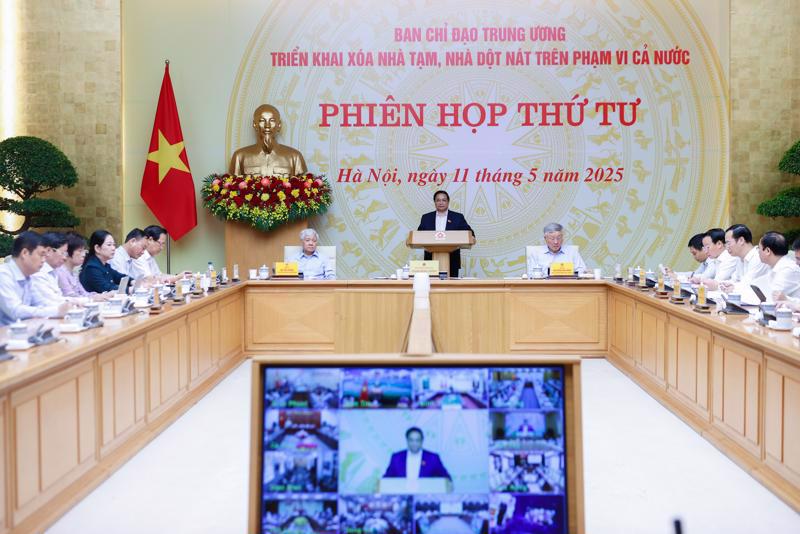 PM Pham Minh Chinh chairs the meeting on May 11.