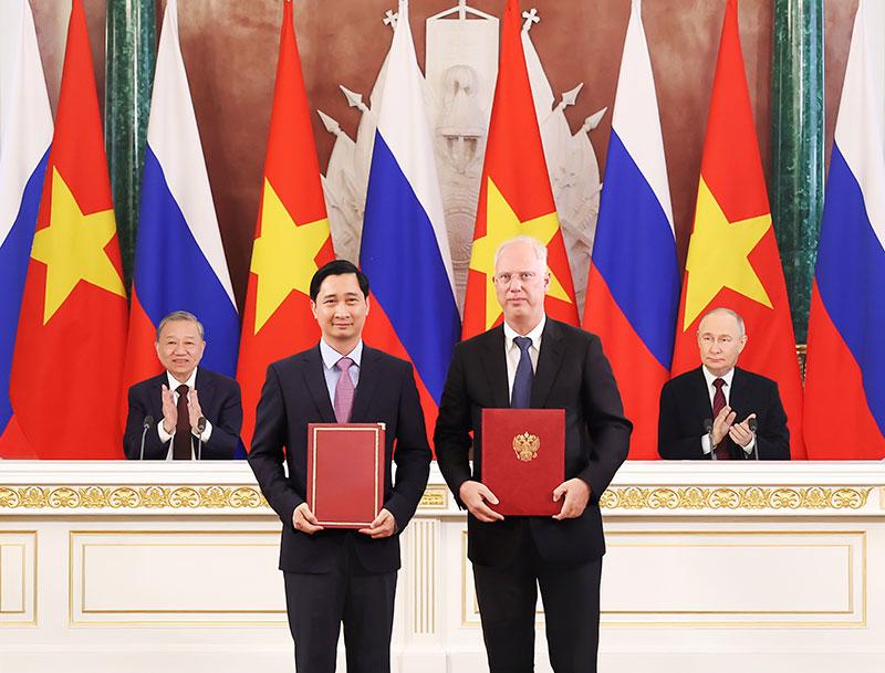 Ông Kirill Dmitriev, Tổng Giám đốc Quỹ Đầu tư trực tiếp Nga (RDIF) trao đổi văn kiện hợp tác với ông Ngô Chí Dũng, Chủ tịch kiêm Tổng Giám đốc Công ty vắc xin (VNVC) trước sự chứng kiến của Tổng thống Nga Vladimir Putin và Tổng Bí thư Tô Lâm. Ảnh: VNVC