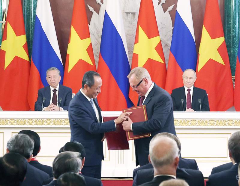 Vietnam Airlines CEO Le Hong Ha (L) and VTB Bank CEO Andrey Kostin exchange the signed MoU.