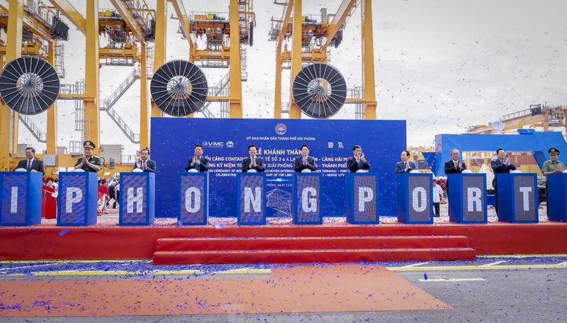 Chủ tịch nước Lương Cường và các đại biểu tham dự đã thực hiện nghi thức bấm nút khánh thành bến cảng container quốc tế số 3 và 4 Lạch Huyện