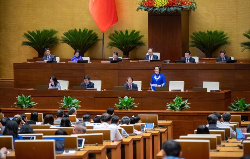 Bộ trưởng Bộ Nội vụ giải trình tại phiên thảo luận Luật Tổ chức chính quyền địa phương (sửa đổi), sáng 14/5. Ảnh: Quochoi.vn.