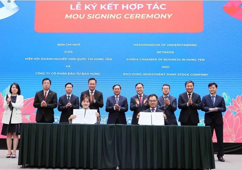 Korean and Vietnamese enterprises sign memoranda of understanding (MOUs) on investment cooperation within the framework of the event "Meet Korea 2025" in Hung Yen province on May 14. (Photo: VNA)