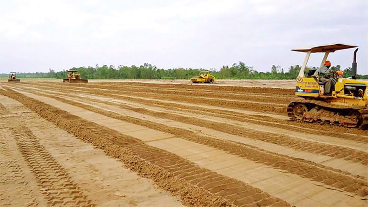 Công trình cao tốc Châu Đốc - Cần Thơ - Sóc Trăng đến nay vẫn chậm tiến độ, nguyên nhân chủ yếu là do thiếu vật liệu cát san lấp, đắp nền. Ảnh minh họa