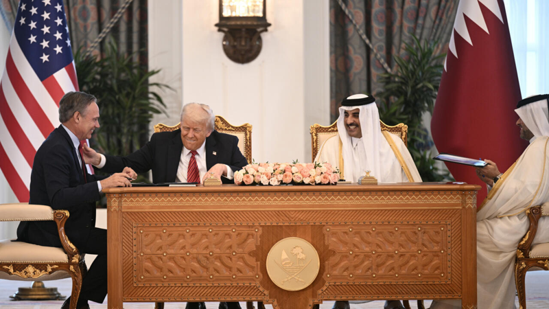 Ông Trump và Quốc vương Qatar Sheikh Tamim bin Hamad al-Thani tại lễ ký kết văn kiện hợp tác giữa doanh nghiệp hai nước - Ảnh: Bloomberg