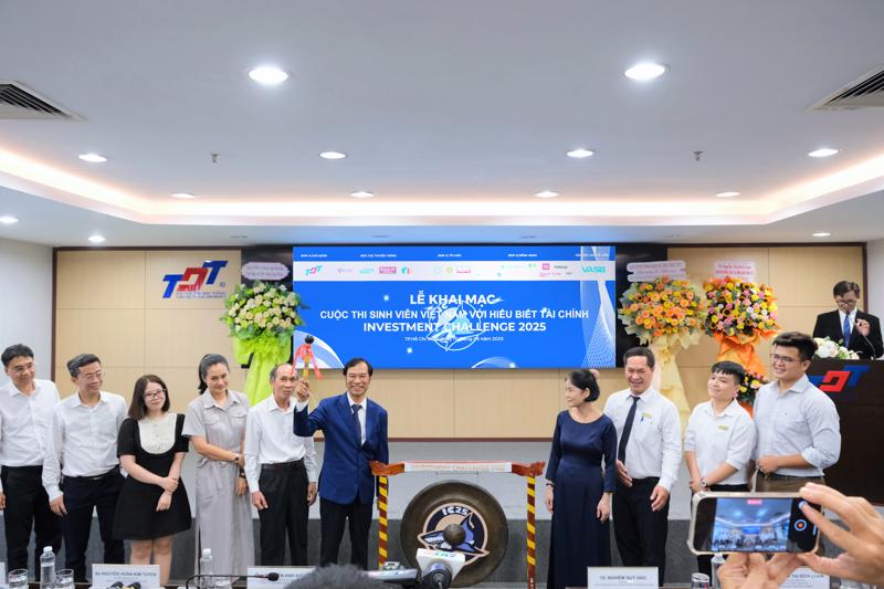 TS. Nghiêm Quý Hào gõ cồng chiêng khai mạc Cuộc thi Sinh viên Việt Nam với hiểu biết tài chính - Investment Challenge 2025, chiều 15/5.