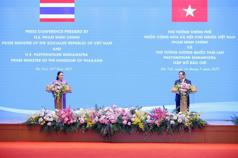 Prime Minister Pham Minh Chinh (R) and Thai Prime Minister  Paetongtarn Shinawatra at a press conference in Hanoi on May 16. (Photo: VGP)