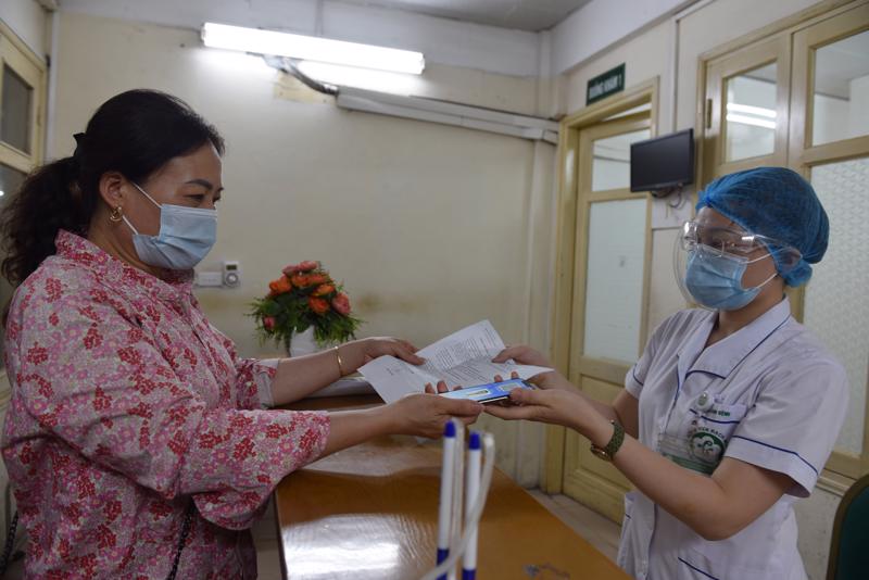 Làm thủ tục khám chữa bệnh bảo hiểm y tế. Ảnh: Duy Nguyễn.