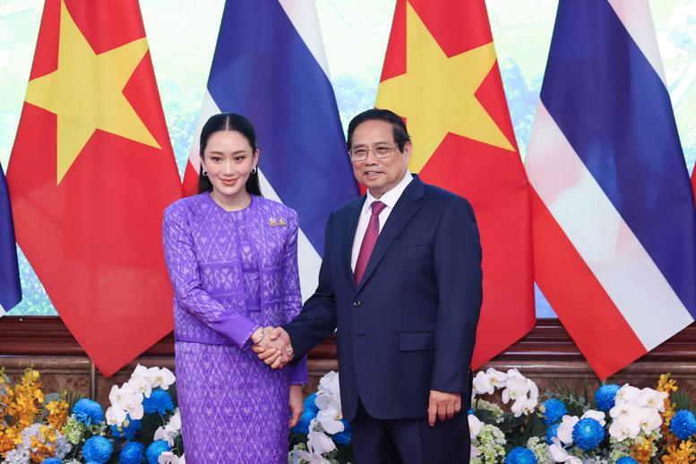 Prime Minister Pham Minh Chinh (R) bet88 net Thai Prime Minister Paetongtarn Shinawatra before their talks in Hanoi on May 16. (Photo: VGP)