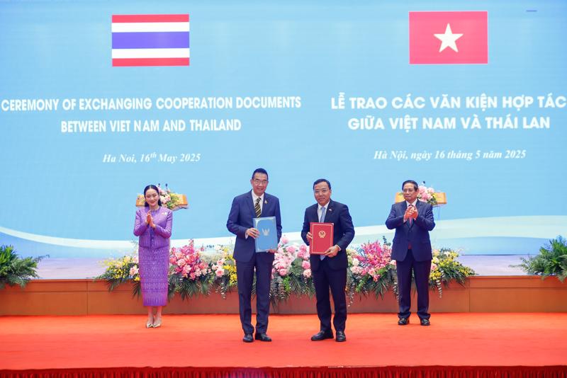 Thủ tướng Phạm Minh Chính và Thủ tướng Thái Lan Paetongtarn Shinawatra chứng kiến trao Bản ghi nhớ giữa Bộ Công Thương Việt Nam và Bộ Thương mại Thái Lan về hợp tác trong lĩnh vực kinh tế và thương mại - Ảnh: VGP