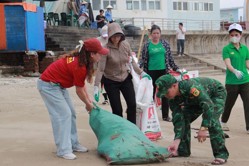 Các tình nguyện viên, người dân địa phương cùng hơn 20 cán bộ, chiến sĩ Đồn Biên phòng Hoằng Trường đã đồng loạt ra quân thu gom rác thải dọc bờ biển Hải Tiến.