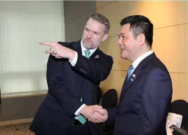 Minister of Industry and đăng nhập bet88 Nguyen Hong Dien (R) and US đăng nhập bet88 Representative Jamieson Greer before their talks  (Photo: congthuong.vn) 