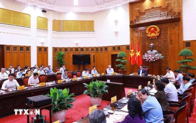 Prime Minister Pham Minh Chinh on May 17 chaired a meeting  to discuss the building of decrees on comprehensive decentralization and delegation of authority to local administrations in all areas. (Photo: VNA)