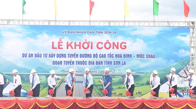 The groundbreaking ceremony of the Hoa Binh - Moc Chau Expressway Project, the section within Son La province. ( Photo: VGP)