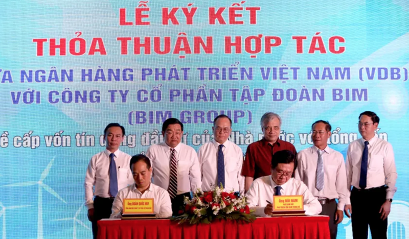 Lễ ký kết ghi nhớ hợp tác giữa Ngân hàng Phát triển Việt Nam với một số doanh nghiệp lớn của tỉnh Ninh Thuận. Ảnh: Uỷ ban nhân dân tỉnh Ninh Thuận.
