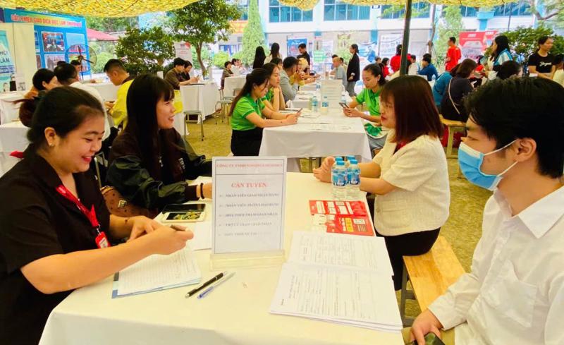 Tuyển dụng lao động tại Hà Nội. Ảnh: N.Dương.