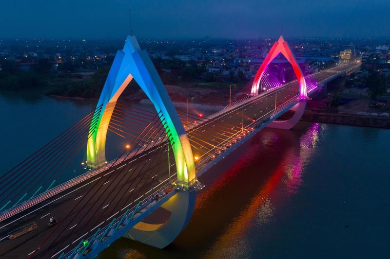 Cầu Thiên Trường được chụp vào ban đêm.