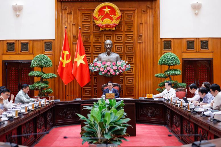 Thủ tướng Phạm Minh Chính chủ trì cuộc họp với các bộ ngành, đơn vị liên quan để rà soát việc triển khai các dự án đường sắt kết nối với Trung Quốc. Ảnh: VGP