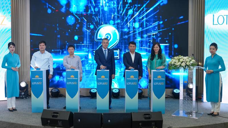 Ông Nguyễn Quốc Hùng - Cục trưởng Cục quản trị (VPCP); Ông Nguyễn Cao Cường -  Phó Tổng GĐ Tổng công ty Cảng hàng không Việt Nam; Ông Đặng Ngọc Hoà - Chủ tịch HĐQT VNA chúc mừng ra mắt chương trình LotusBiz.