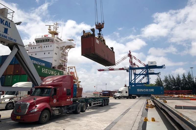 Xuất nhập khẩu hàng hóa vẫn đang bám sát mục tiêu tăng trưởng.