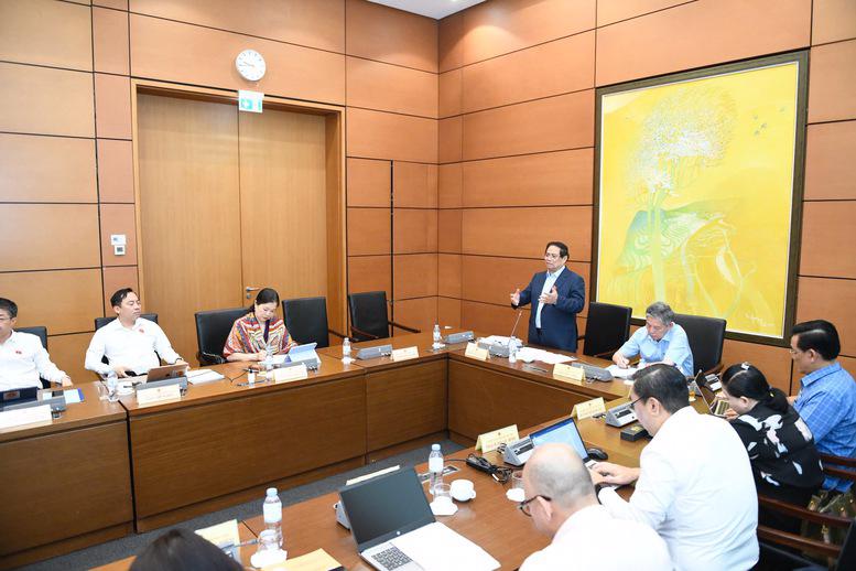  Prime Minister Pham Minh Chinh (standing) is speakint at the National Asembly's group discussion on May 23. (Photo: VGP)
