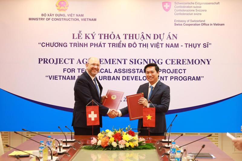 Thứ trưởng Nguyễn Tường Văn và Đại sứ Thomas Gass ký kết, trao Thỏa thuận (Ảnh: BXD).
