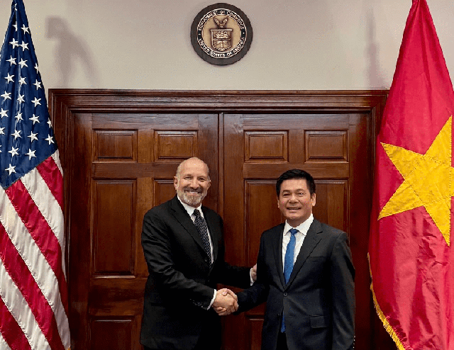 Minister of Industry and Trade Nguyen Hong Dien (R) meets U.S. Secretary of Commerce Howard Lutnick in Washington D.C. on May 22. (Source: VGP)