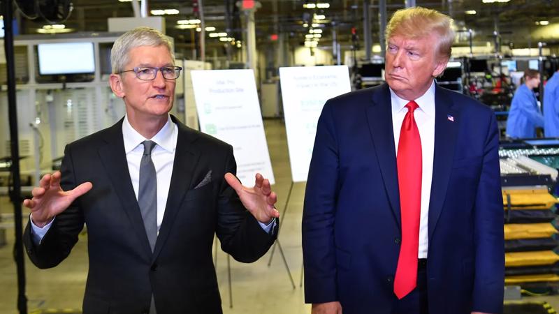 Giám đốc điều hành Apple Tim Cook và Tổng thống Donald Trump trong chuyến tham quan cơ sở sản xuất máy tính Flextronics ở Austin, Texas năm 2019 - Ảnh: CNBC.