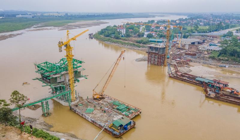 Công trường xây dựng cầu Phong Châu, Phú Thọ. Ảnh: Tạ Hải