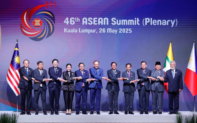 Prime Minister Pham Minh Chinh (fiith from left)  and leaders of other ASEAN member states at the 46th ASEAN Summit in Kuala Lumpur. (Photo: VGP)