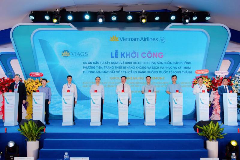 Các đại biểu thực hiện nghi thức khởi công dự án đầu tiên trong hệ sinh thái dịch vụ hàng không của Vietnam Airlines tại Cảng Hàng không Quốc tế tải bet88 Thành.