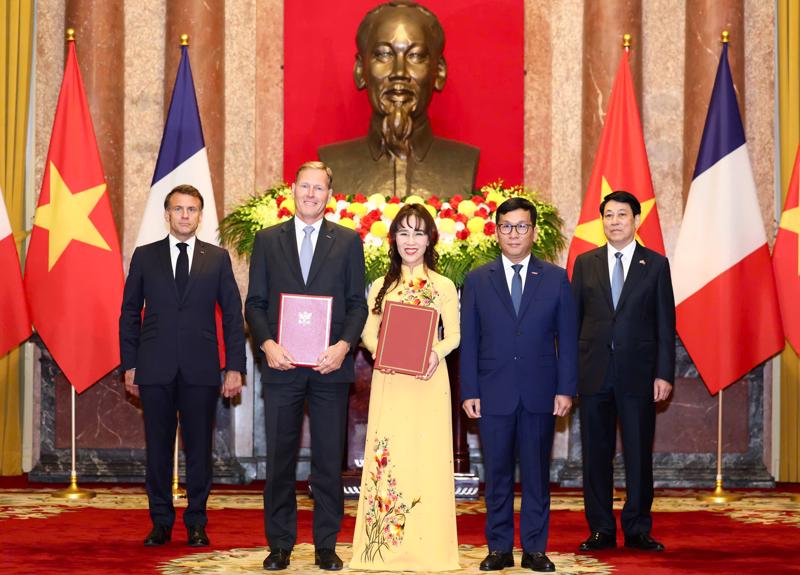At the signing ceremony between Vietjet and Airbus that took place in the presence of State President Luong Cuong (back row, right) and President Emmanuel Macron (back row, left). (Photo: Vietjet)