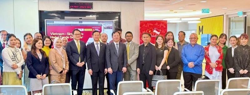Participants join the Vietnam-Singapore Halal Trade Seminar, held in a hybrid format on May 24. (Photo: VNA)