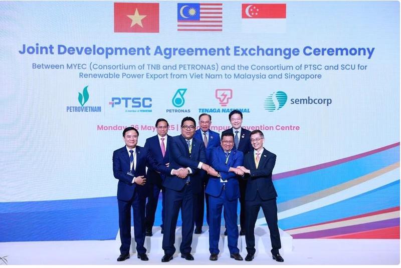 At the Joint Development Agreement Exchange Ceremony in Malaysia on May 26 (Photo: VNA)