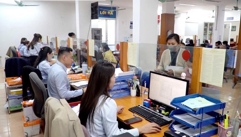 Giải quyết thủ tục hưởng bảo hiểm thất nghiệp cho người lao động. Ảnh: ND.