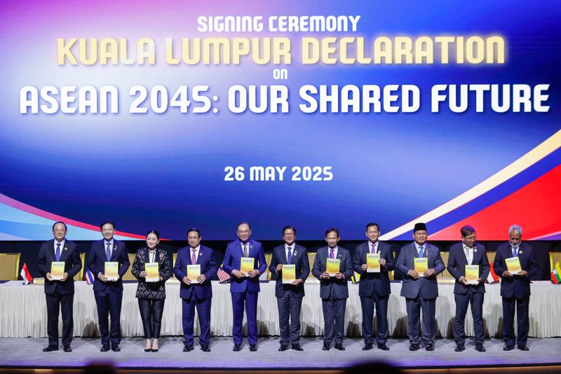 Thủ tướng Phạm Minh Chính cùng các nhà lãnh đạo ASEAN sau khi ký Tuyên bố "ASEAN 2045: Tương lai chung của chúng ta" - Ảnh: VGP - Ảnh: VGP