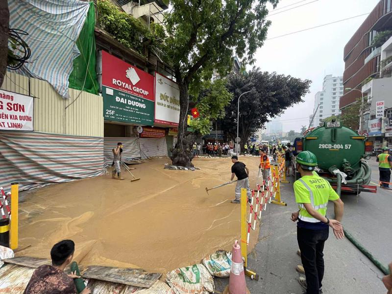 Khoảng 15 giờ ngày 27/5, xảy ra sự cố phun trào phụ gia khoan ngầm tuyến Metro Nhổn-Ga Hà Nội tại đường Cát Linh.