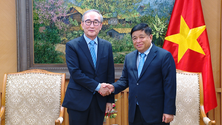 Deputy Prime Minister Nguyen Chi Dung (right) receives Korea Telecom (KT) CEO Young Shub Kim in Hanoi on May 26. (Photo: VGP)