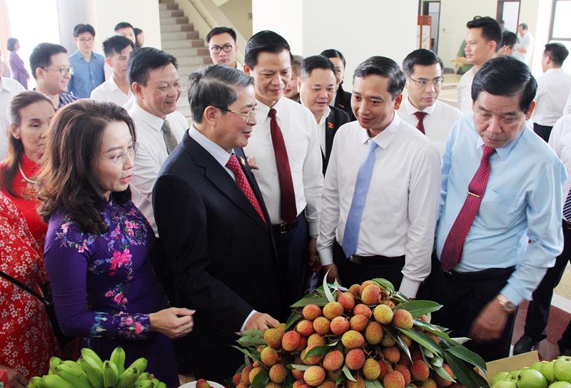 Các đại biểu tham quan các gian hàng trưng bày sản phẩm nông sản của Bắc Giang