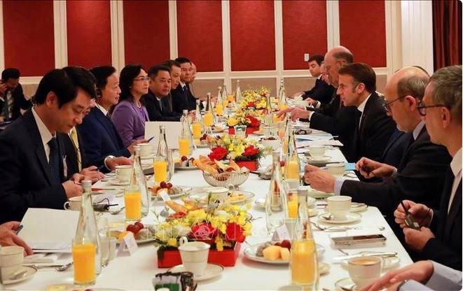 At the working breakfast between French President Emmanuel Macron and Deputy Prime Minister Tran Hong Ha in Hanoi on May 27. (Photo: VNA)