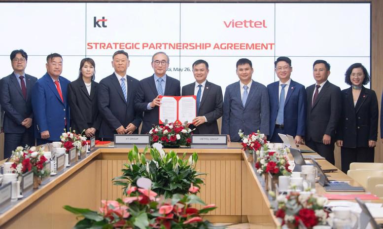 Tập đoàn Viettel và Tập đoàn KT hợp tác phát triển nền tảng công nghệ số, hệ sinh thái AI và hạ tầng dữ liệu phục vụ cho quá trình chuyển đổi AI - Ảnh: VGP.