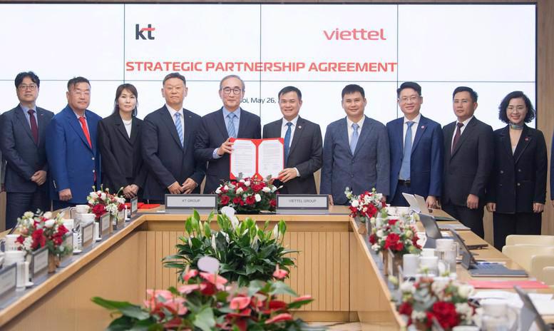 Representatives of Viettel and KT sign the agreement in Hanoi on May 26.