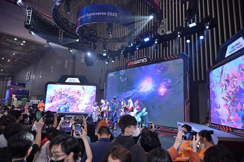 Vietnam Gameverse 2025 attracts numerous young participants.