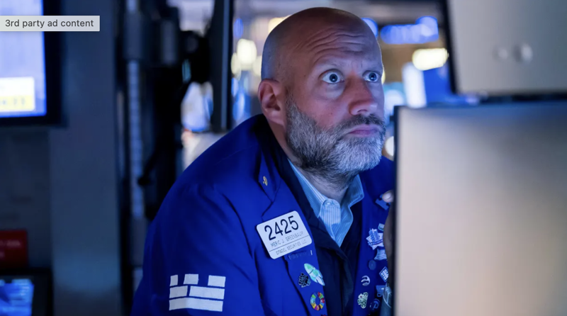 Một nhà giao dịch cổ phiếu trên sàn NYSE ở New York ngày 28/5/2025 - Ảnh: NYSE/CNBC.
